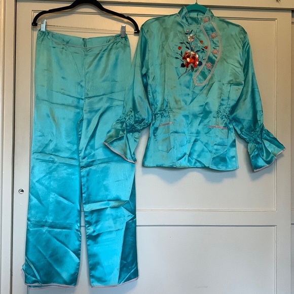 BEAUTIFUL Vintage silky Chinese embroidered pajamas with pink detailing - Picture 3 of 17